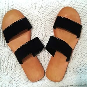Black scallop sandles